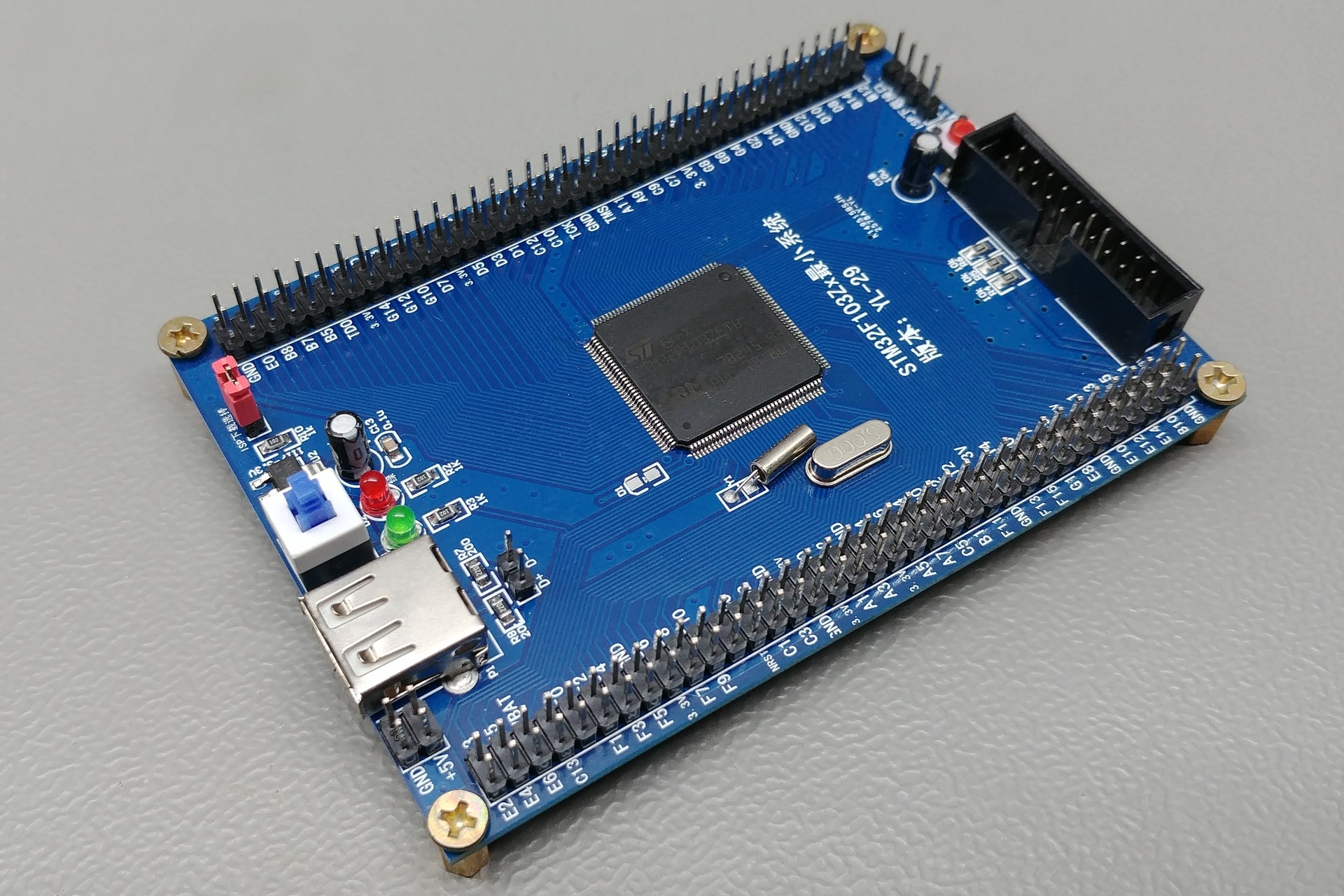 Picture of the STM32F103Zx最小系统 (minimal system)